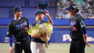 【中日】今季限りで現役引退ヤクルト石川雅規へ　嶋ヘッドコーチと涌井秀章が試合後に花束贈呈