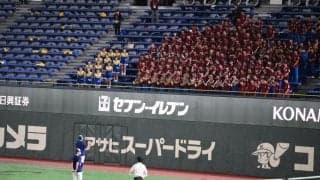 イチロー氏が１人で外野席の吹奏楽部のもとへ　フィールドから見上げてあいさつ→高校生も直立不動で耳を聞き入る　試合中の演奏に拍手を送るシーンも