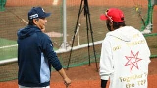 日本ハム　新庄剛志監督が試合前練習で西口監督と会談　敵将が口元を緩める場面も　前夜は一触即発の事態に
