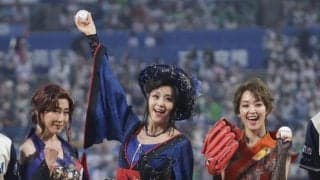 妖艶３姉妹が神宮で始球式　怪盗キャッツアイが快投？怪投？　藤原紀香と剛力彩芽の投球が交錯するハプニングで場内どよめき　高島礼子は下投げ