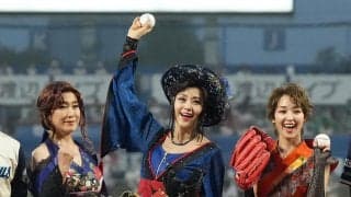 【ヤクルト】藤原紀香、高島礼子、剛力彩芽がキャッツアイ衣装で“アンダースロー”始球式