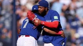 「化け物すぎる」岡本和真が“ゴジラ超え”32号ソロ！ 本拠地も熱狂のスプリンガー&ゲレーロとの3者連続アーチ競演「泣けてくる」「マジで滅多にない」