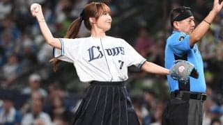 36歳元アイドルに「ビックリした」　ミニスカ姿で可憐な一球…変わらぬ姿が「ステキ」