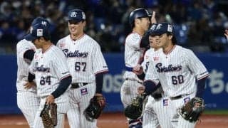 神宮に降臨した“3姉妹”が「キレイだったなぁ」　カラフル衣装で投球…不変の美貌が「素敵」