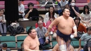 旭富士が十両栃大海に負けた　初土俵以降２敗目