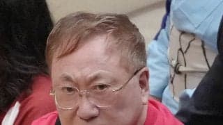 砂かぶりに「かっちゃん」発見！81歳高須克弥院長、ド派手ピンクのドラえもん姿でパートナーと
