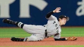 巨人　浦田が異変を訴えて途中交代　１１回のイニング間にベンチへ　１０回の守備で右肘を負傷　橋上監督代行が説明