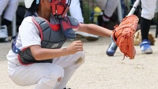 捕手初心者のNG動作…「ミットを離す」を防ぐには？　MLB選手も実践する捕球ドリル