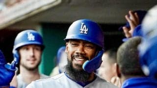 ドジャース　テオスカーが四回に１４号２ランで加点　ロバーツ監督が手荒く祝福　二回はタッカーの１５号ソロで先制