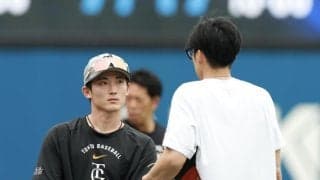 巨人　浦田がグラウンドに姿見せるもすぐに引き上げる　１４日・ＤｅＮＡ戦で負傷した右肘にはテーピングが巻かれる