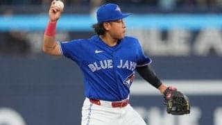 岡本和真が“ぺこり”　773億円男と完成させた美技…カナダ実況驚く「素晴らしい送球」
