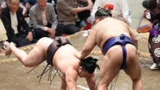 綱とり目指す大関霧島に早くも土　高安の引き技に土俵中央でバッタリ「理解できない」舞の海さん