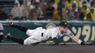 阪神　佐藤輝明がダイビングキャッチ！ルーカスが拍手　甲子園は大歓声　６連敗脱出へ守備でチームを鼓舞