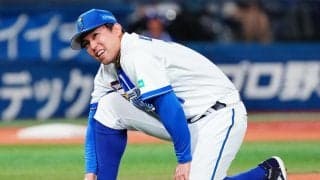 【DeNA】東克樹が右足甲に打球直撃　しゃがみ込み、治療でベンチに下がるも続投