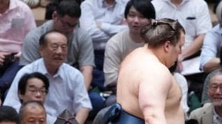 安青錦－伯乃富士戦で行司が「まわし団扇」　際どい土俵際も尾上審判部長「跳んでます」