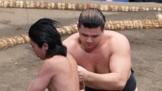ハワイ育ちの砂武蔵が前相撲２勝目　武蔵川親方から日本語と英語で指導を受けている