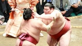 砂かぶりに元世界王者2人！村田諒太氏＆伊藤雅雪氏が並んで熱視線「むちゃ足元を見ている」