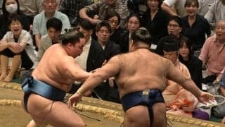 「チャンピオンいるじゃん！」大相撲砂かぶり席から鋭い眼光　ボクシング元世界王者の姿にＳＮＳ反応「むちゃ足元を見ている」