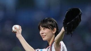 ヤクルト　モデルで俳優の佐藤菫がファーストピッチセレモニー「緊張しましたけど光栄です」