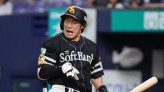 ソフトバンク　柳田にまさかの珍事　手を離したバットに投球が直撃→ファウル判定　すっぽ抜けのスライダーにとっさの回避行動で驚きの表情