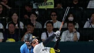 阪神　森下翔太が３４号２ラン！左翼ポール直撃の一撃に甲子園大歓声　佐藤輝明に１本差　２人で何か言葉をかわす　中軸３人で全７得点の大暴れ