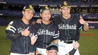 ソフトバンク　Ｖ決定後に感動の光景　ホークス一筋１９年のベテランのもとへ次々と選手たちが→記念撮影続く　今季限りで現役引退の中村晃