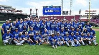 えぇっ！ドジャースのシャンパンファイト開始前　１人だけ上半身裸＆ゴーグル姿の投手がｗ仲間との大はしゃぎに「カーショウから継承されているらしい」
