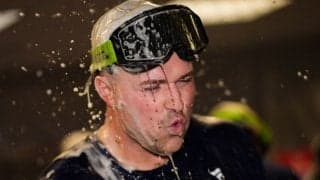 ド軍祝勝会でずぶ濡れの美女…スクーバルに直球質問　“兄弟論争”勃発「彼は僕の弟」