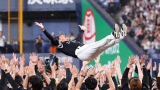 小久保監督と「一緒に飛んでるのがなんか好き」　イケメン右腕がひっそり“1人胴上げ”