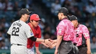 「審判がピンクだ」「ピンクなぜ」　鮮やかユニホームにＳＮＳ反響　ＮＰＢがガン啓発活動に協力　「審判さんピンクかわいい♥」