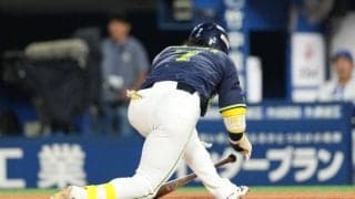 ヤクルトにアクシデント　長岡が死球で緊急交代…右肩甲骨付近に直撃で苦悶、場内騒然