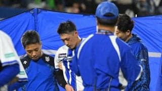 【DeNA】松尾汐恩にアクシデント　ヤクルト・サンタナの折れたバットが右肩付近直撃