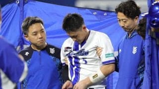 ＤｅＮＡの捕手・松尾　折れたバットが頭頂部を直撃で緊急交代　球場騒然　その場に倒れこむも歩いてグラウンド外へ