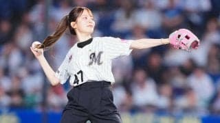 【ロッテ】黒のショーパンで美脚披露…三宅絹紗アナ、豪快ワインドアップからワンバン始球式　　