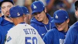 大谷翔平、IL入り後初めて投球を打つ練習　試合ではモグモグしながら笑顔で代役デパウラ出迎え