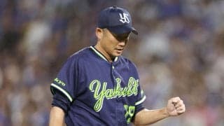 【DeNA】今季限りで現役引退のヤクルト石川雅規にサプライズ！元バッテリーの相川監督が花束