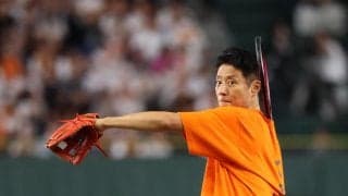 【巨人】松岡修造氏がオレンジＴシャツで始球式　背中にラケット、首位を争う巨人に「できる！」