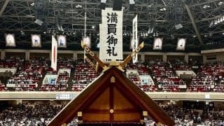 秋場所向正面に真っ赤なデヴィ夫人！86歳、胸元あいたワンピース＆ベレー帽姿「素敵な感じ」
