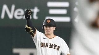 巨人　泉口友汰が逆転２点二塁打！七回に３者連続四球で満塁→３番のガッツポーズに東京ドームが大興奮　六回は４番ダルベックが１点差に迫る適時打