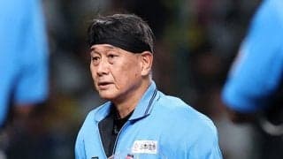 甲子園が祝福ムードに　通算２０００試合出場達成の名幸一明審判員に阪神、ＤｅＮＡの選手が拍手　スタンドからも歓声