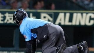 甲子園がアクシデントで騒然　名幸審判員がグラウンドに倒れ込む　佐藤輝が空振り→ワンバウンドしたボールがヘルメット直撃　佐藤輝も心配そうな表情