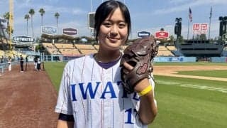 ド軍戦で女子高生が“剛速球”始球式　朗希へノーバウンド投球…本拠地に大歓声