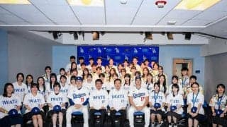 大谷翔平の登場に女子高生が歓喜　交流の様子を球団が公開　佐々木朗希も満面の笑み　始球式には花巻東の後輩が