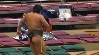 「ちゃんと礼をして」呼出が力士に“ビシッと”指導 花道での一コマに「嬉しすぎて礼を忘れる」「初々しい」ファンほっこり