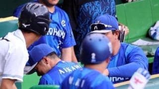 ＤｅＮＡ　相川監督の右腕に度会のファウルが直撃　球場どよめくアクシデント→アイシングでグルグル巻きに