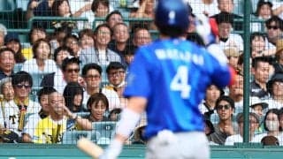 【DeNA】相川監督にアクシデント…度会のファウルボール直撃　右腕アイシングでぐるぐる巻き