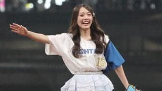 「えげつない美人」スカートお構いなしの“テヘヘ”投球　人気美女の「背景まで可愛い」