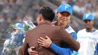 【日本ハム】引退試合臨む中島卓也に同期入団の杉谷拳士氏が花束贈る　スタンドから中島コールも