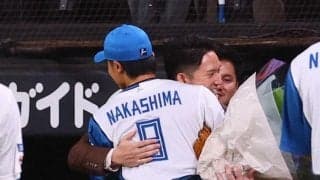 引退試合の日本ハム・中島にサプライズゲストから花束　元チームメートの杉谷拳士氏と握手＆ハグ