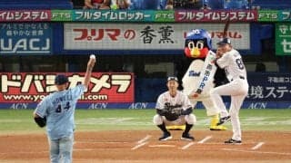 ヤクルト　ハウエル氏ファーストピッチに登場　「大親友」の池山監督から空振り奪い「当たりそうになった。ドキドキした」
